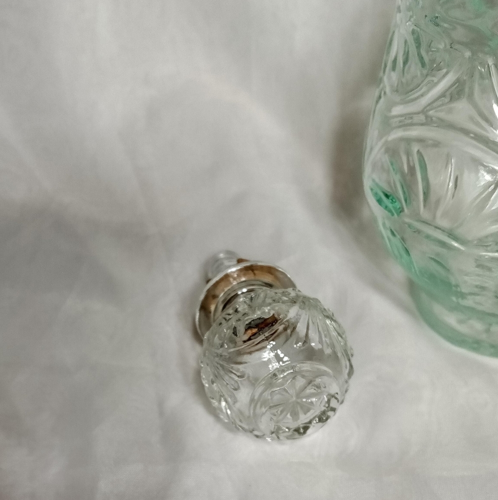 Vintage Daisy Green clear Glass Decanter pitcher cork stopper. - Picture 5 of 13